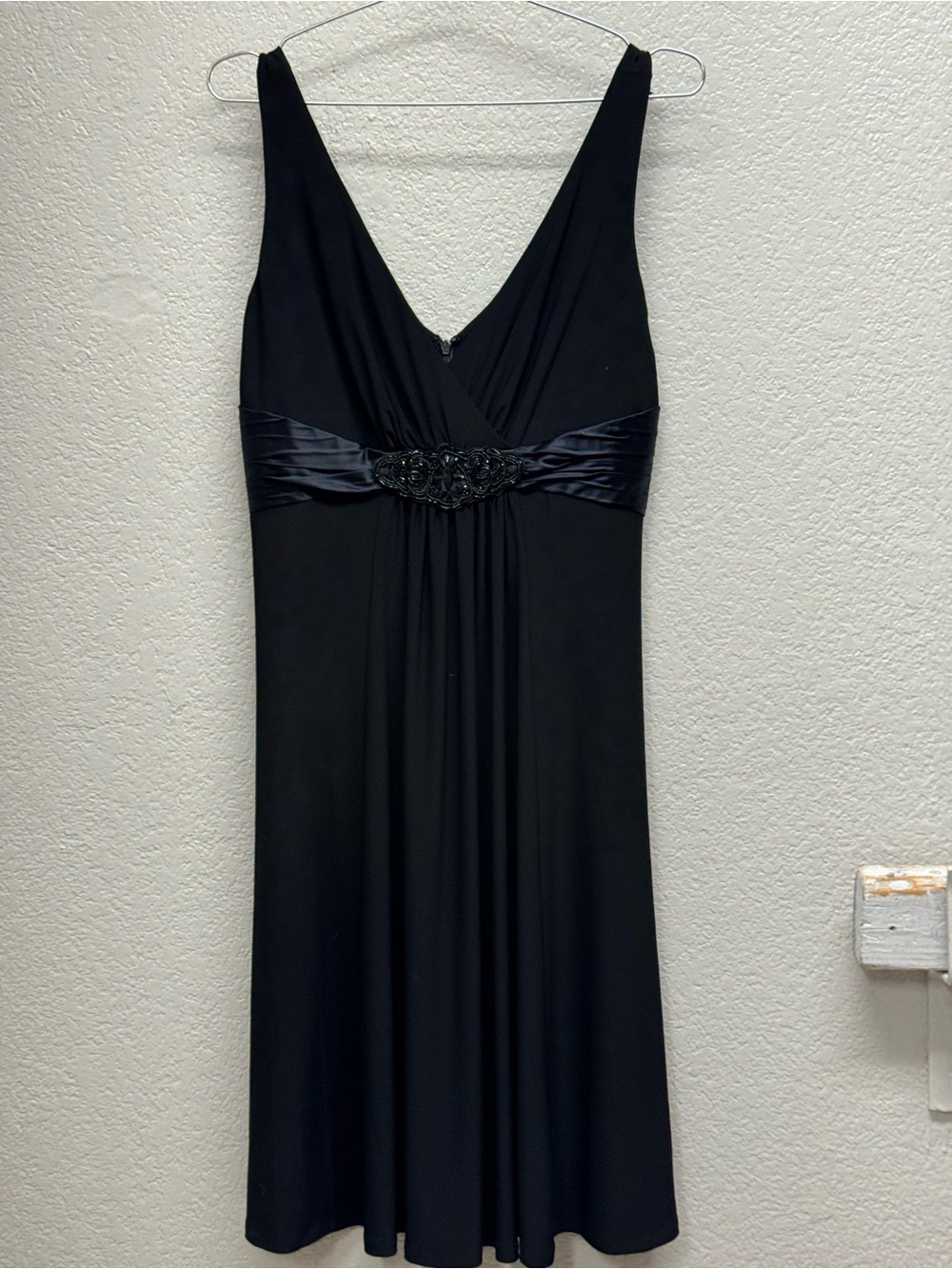 Jones New York Black V-Neck Satin Embellished Waist size 10 pit 17”xL 41